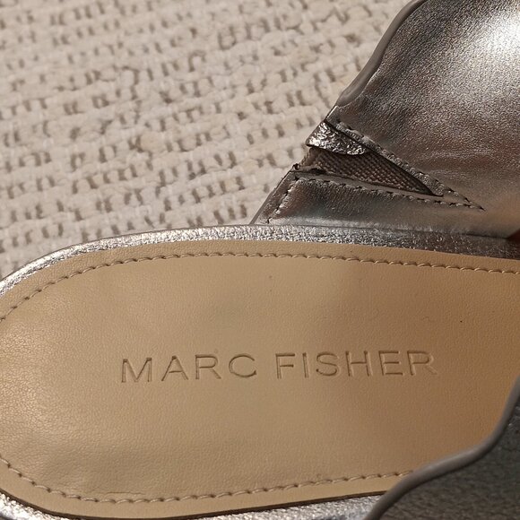 Marc Fisher 'Veva' women's silver metallic scallop edge thong sandals sz 10 M - Picture 11 of 13